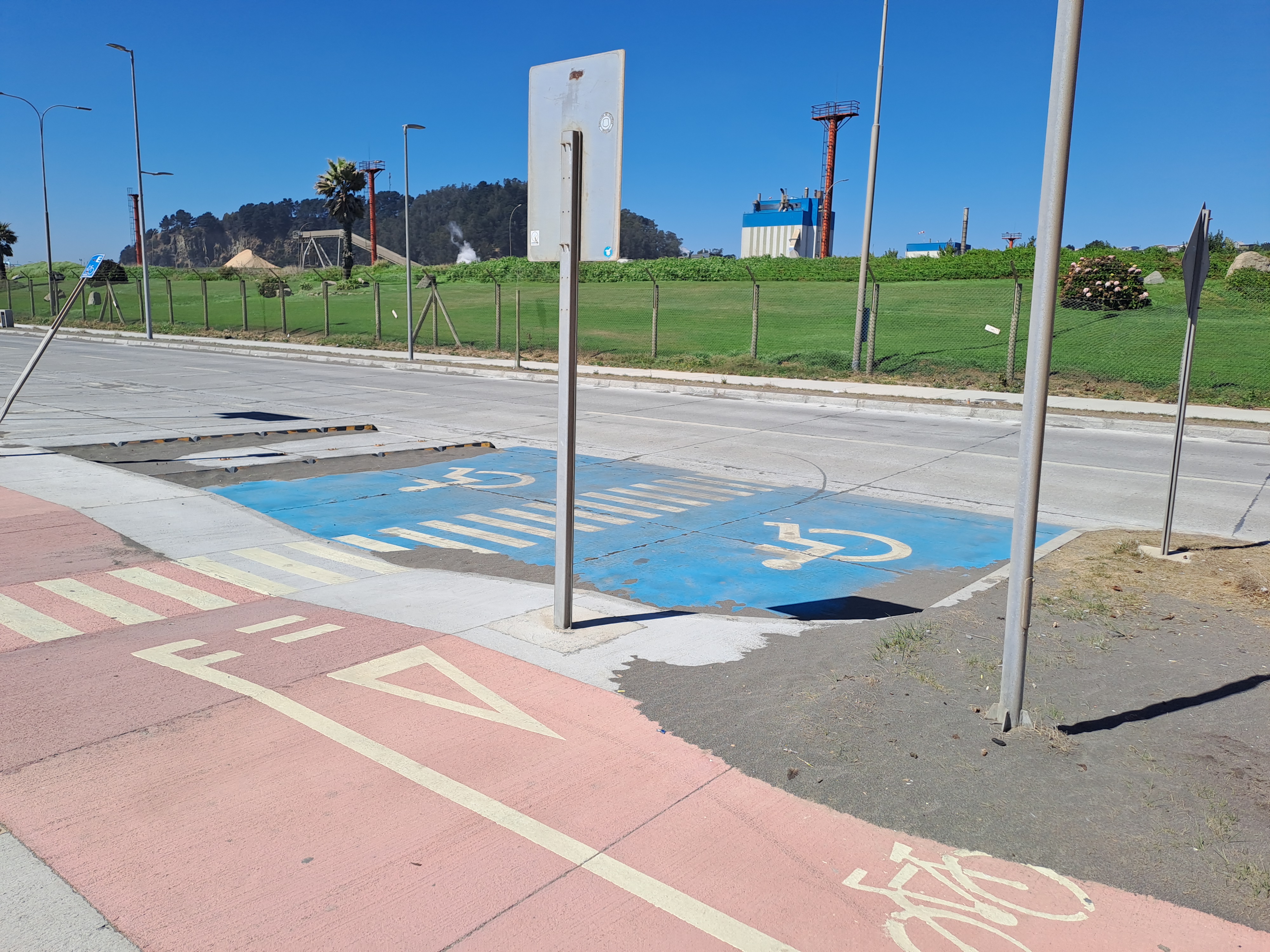 Fotografía del Estacionamiento para personas con discapacidad, se encuetra cercano a la ciclovía